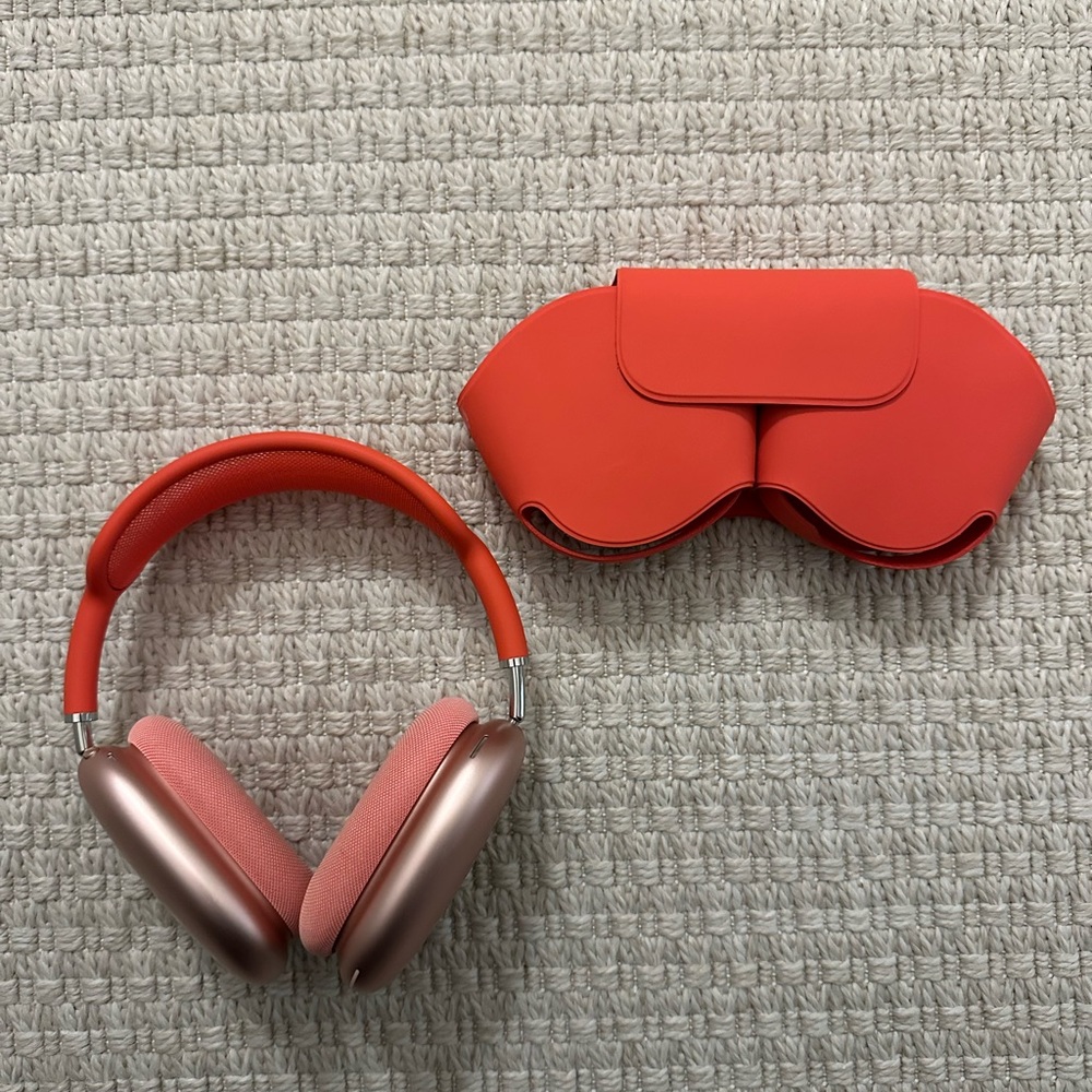 Apple AirPods Max - Used twice. Shade Red